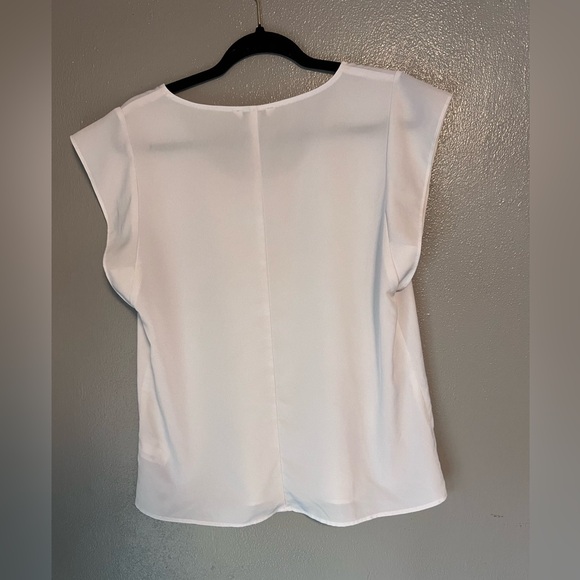 🔥EXPRESS white top bundle & save an additional 30% off 2+ items - Picture 3 of 6